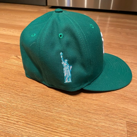 Yankees green cap with embroidered Statue of Liberty - Picture 3 of 5